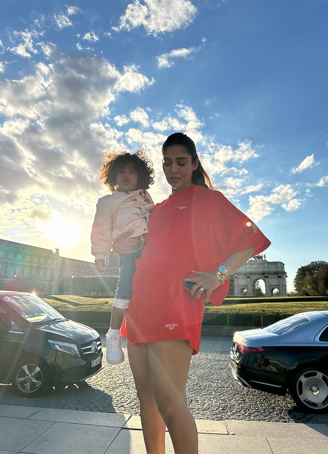 Sweet_20little_20moments_20from_20the_20best_20holiday_20Nayanthara_20photos_20goes_20viral__20_283_29.jpg 3