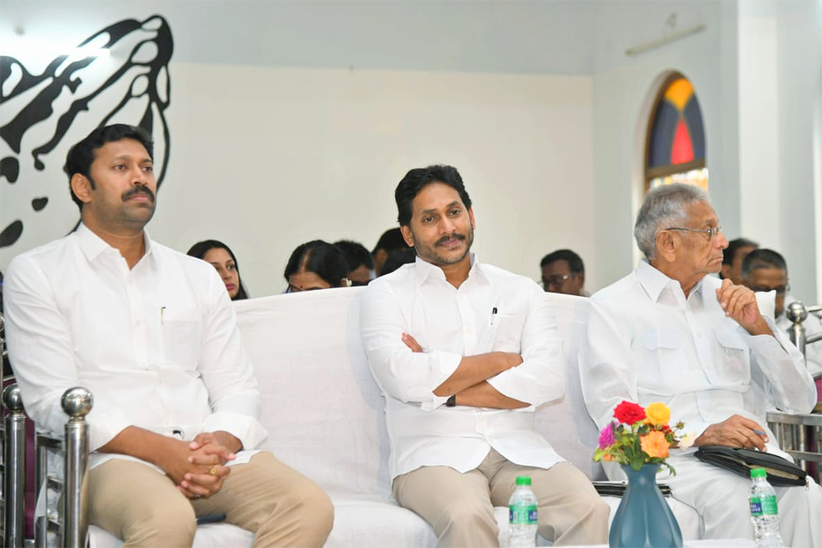 YS_20Jagan_20Christmas_20Celebration_20With_20YS_20Vijayamma_20at_20CSI_20Church_20Pulivendula_10.jpg 10
