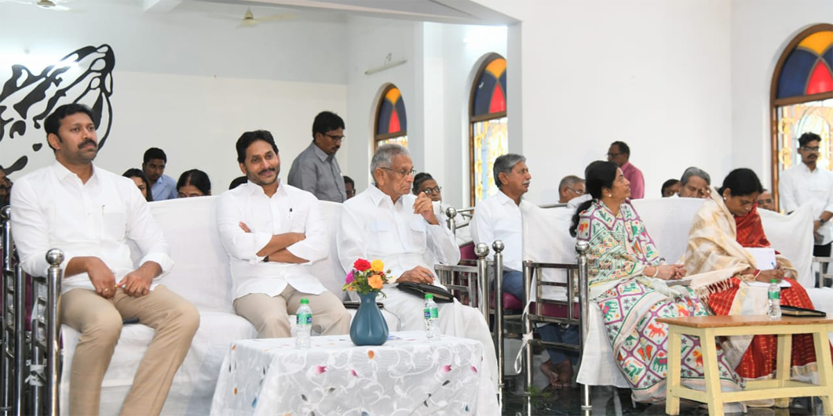 YS_20Jagan_20Christmas_20Celebration_20With_20YS_20Vijayamma_20at_20CSI_20Church_20Pulivendula_11.jpg 11