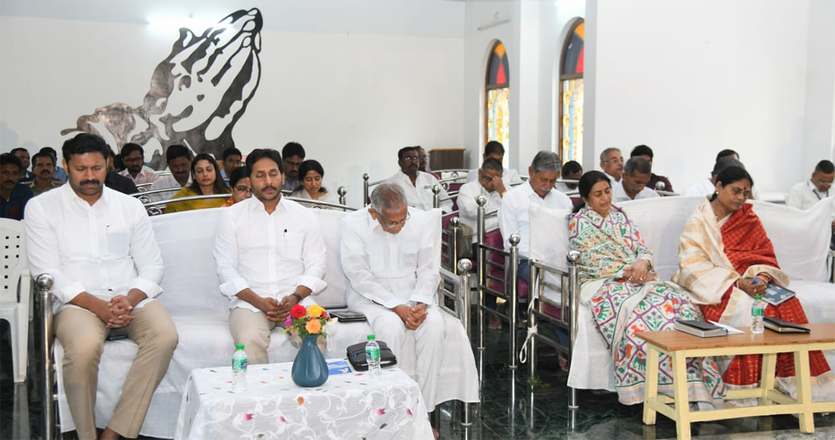 YS_20Jagan_20Christmas_20Celebration_20With_20YS_20Vijayamma_20at_20CSI_20Church_20Pulivendula_12.jpg 12