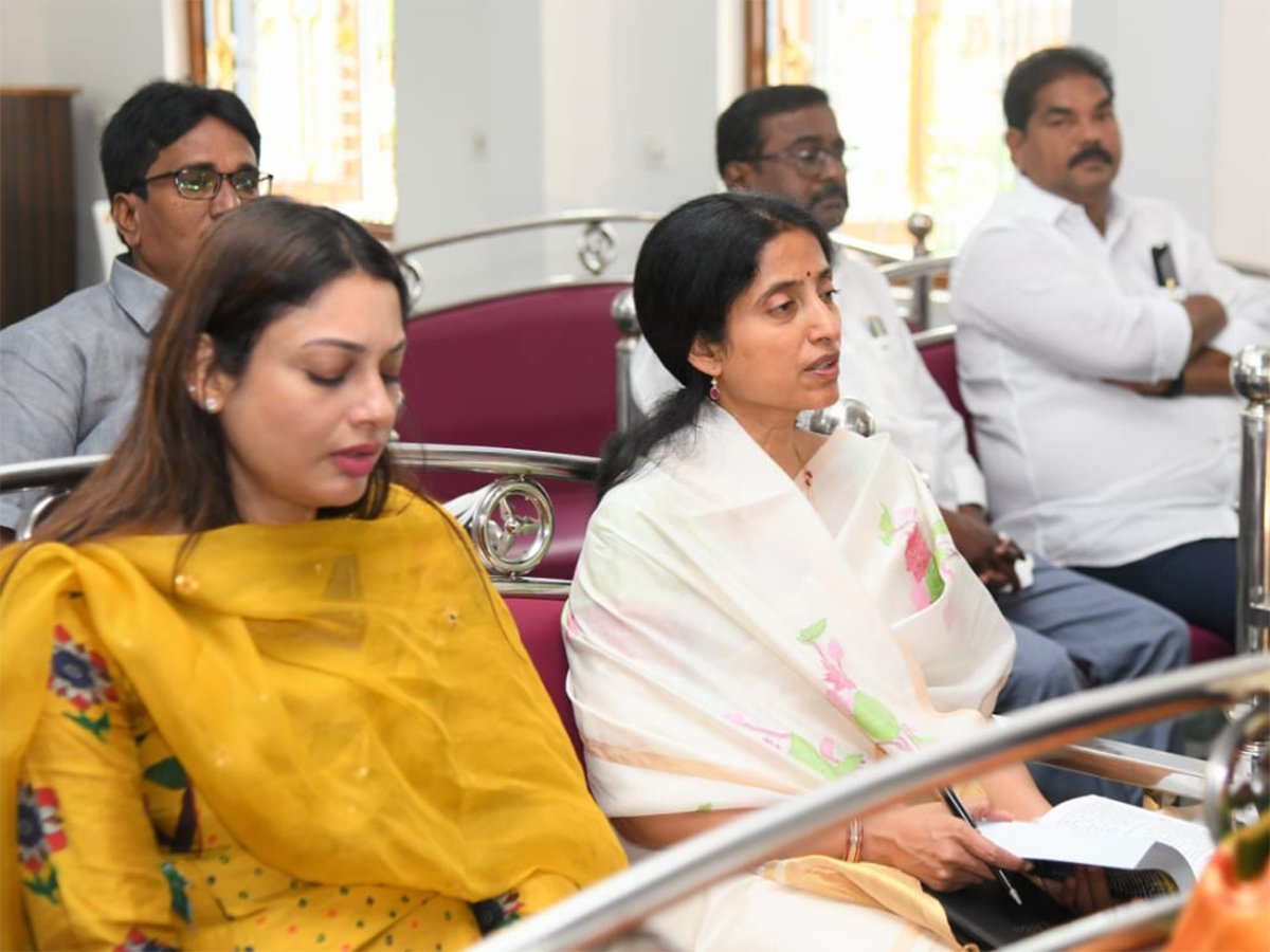 YS_20Jagan_20Christmas_20Celebration_20With_20YS_20Vijayamma_20at_20CSI_20Church_20Pulivendula_14.jpg 14