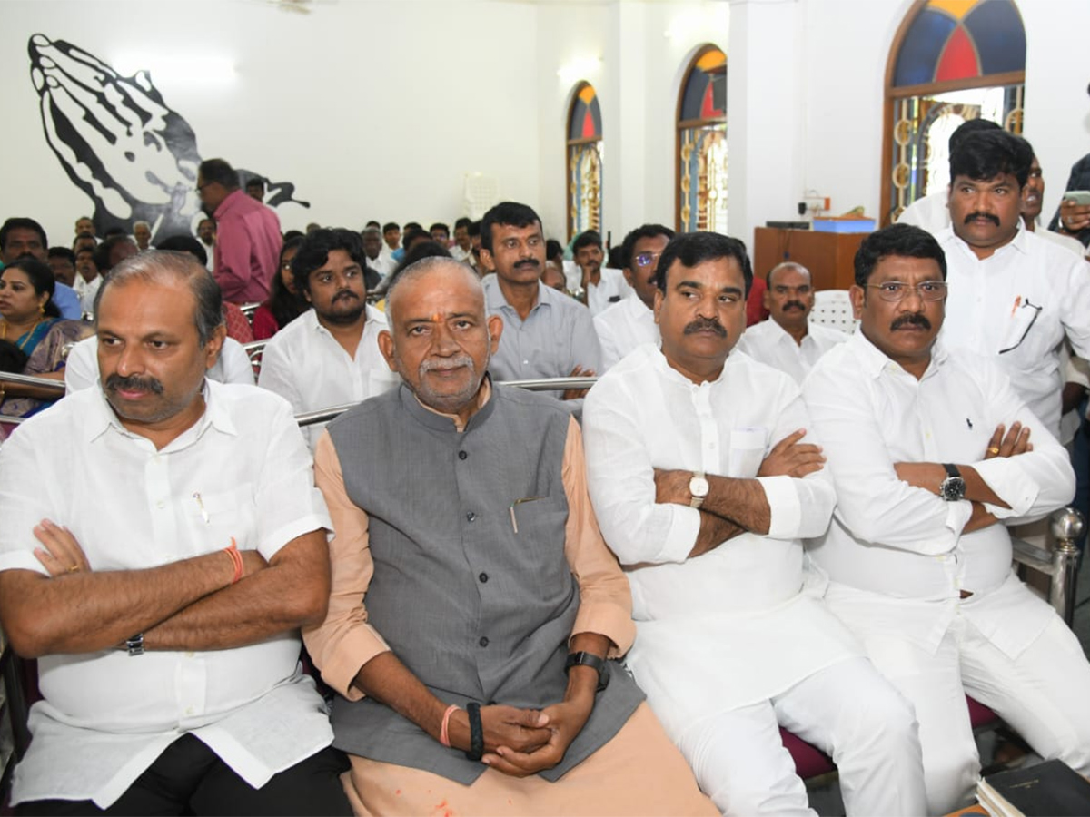 YS_20Jagan_20Christmas_20Celebration_20With_20YS_20Vijayamma_20at_20CSI_20Church_20Pulivendula_15.jpg 15