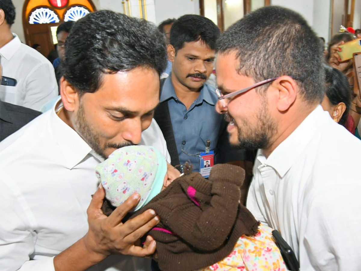 YS_20Jagan_20Christmas_20Celebration_20With_20YS_20Vijayamma_20at_20CSI_20Church_20Pulivendula_17.jpg 17