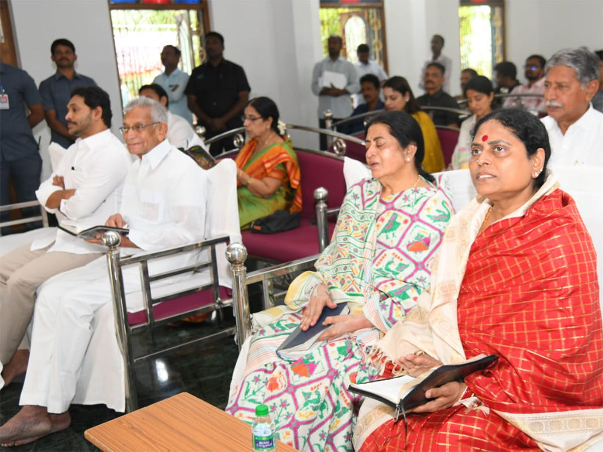 YS_20Jagan_20Christmas_20Celebration_20With_20YS_20Vijayamma_20at_20CSI_20Church_20Pulivendula_18.jpg 18