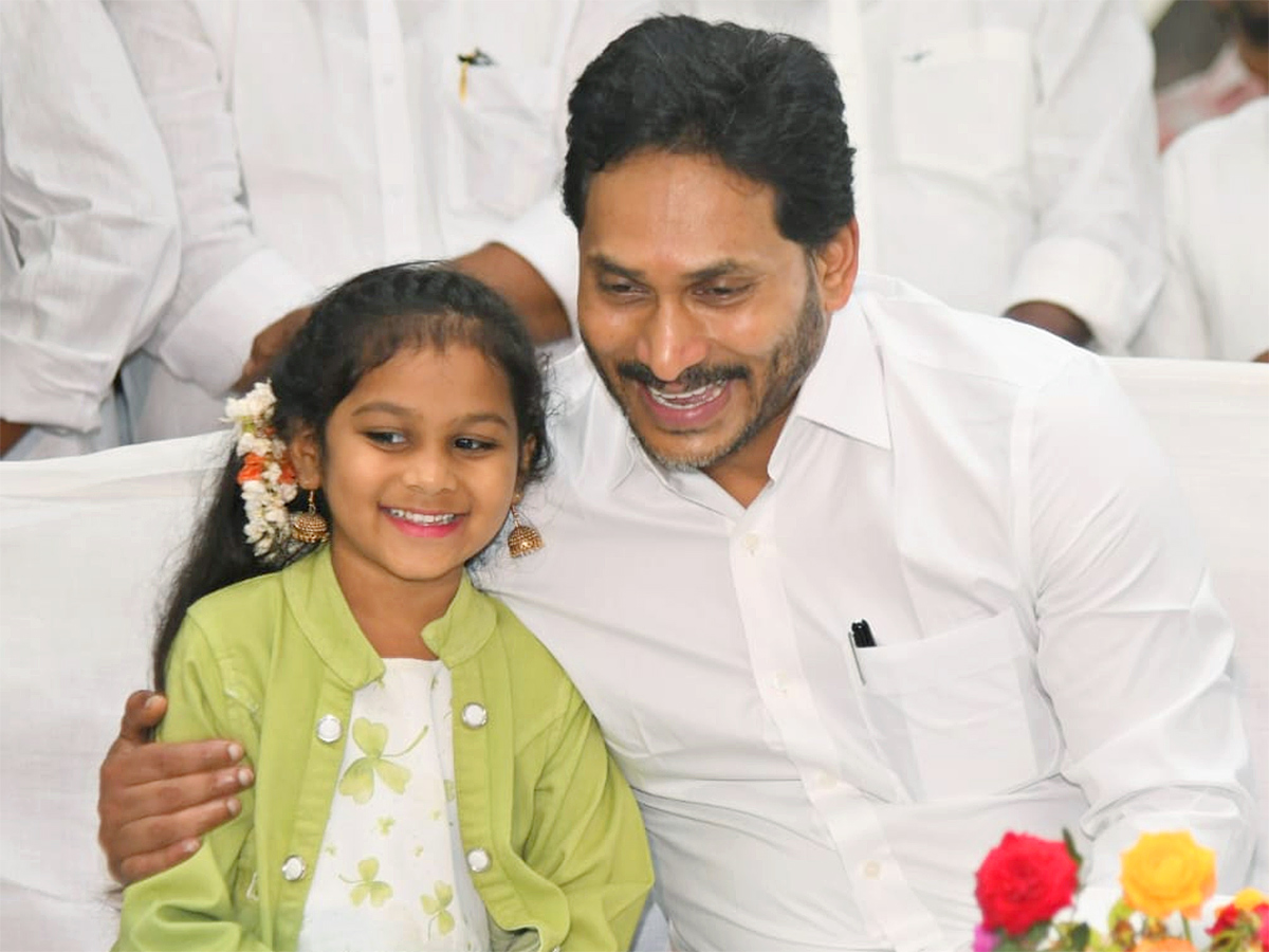 YS_20Jagan_20Christmas_20Celebration_20With_20YS_20Vijayamma_20at_20CSI_20Church_20Pulivendula_19.jpg 19