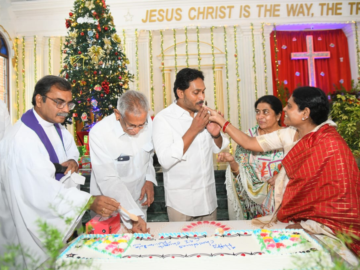 YS_20Jagan_20Christmas_20Celebration_20With_20YS_20Vijayamma_20at_20CSI_20Church_20Pulivendula_2.jpg 2