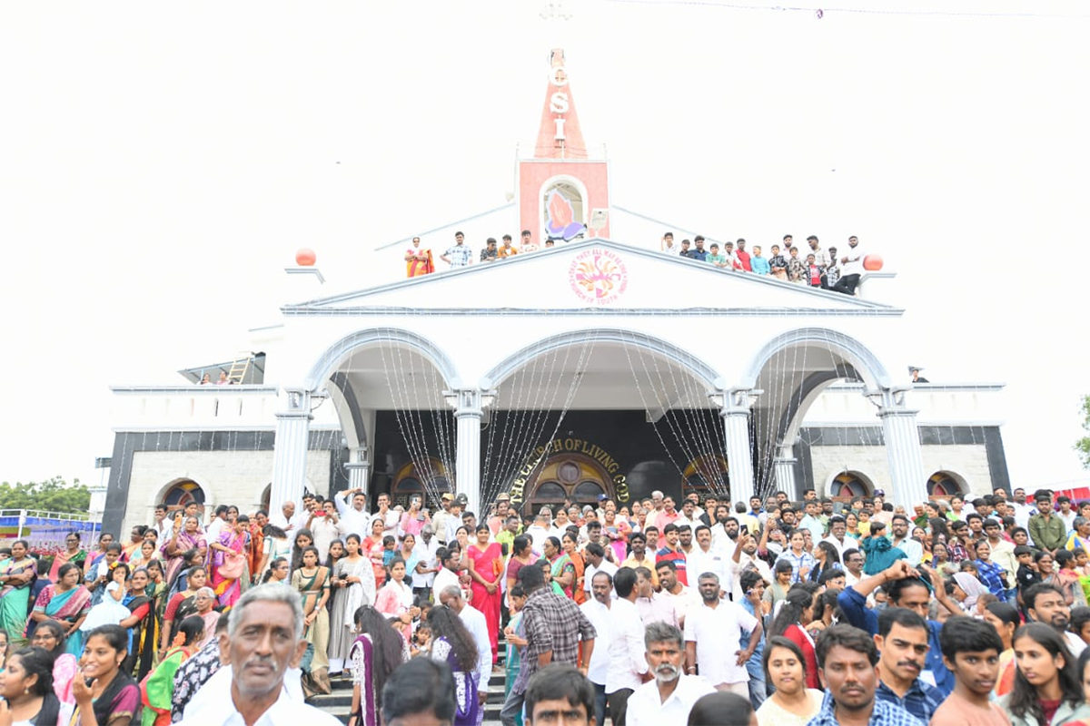 YS_20Jagan_20Christmas_20Celebration_20With_20YS_20Vijayamma_20at_20CSI_20Church_20Pulivendula_21.jpg 21