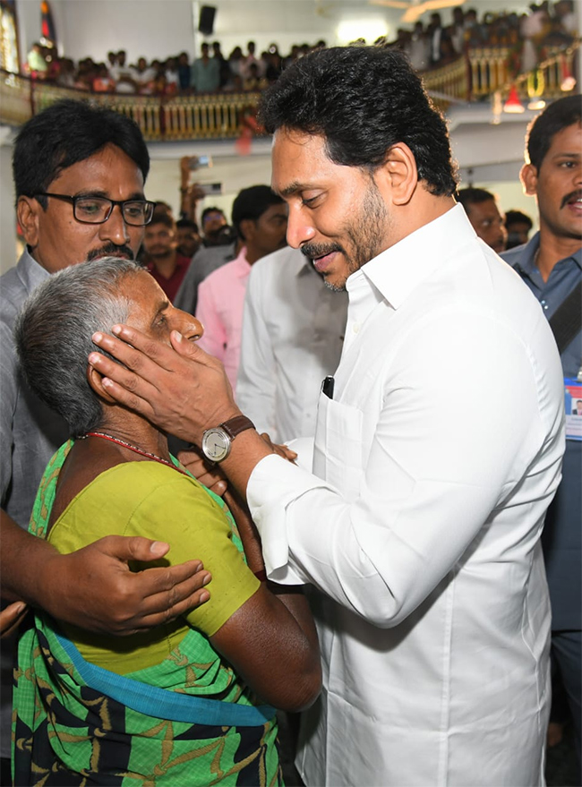 YS_20Jagan_20Christmas_20Celebration_20With_20YS_20Vijayamma_20at_20CSI_20Church_20Pulivendula_23.jpg 23