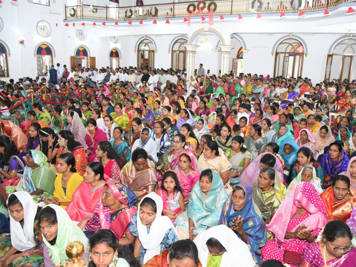 YS_20Jagan_20Christmas_20Celebration_20With_20YS_20Vijayamma_20at_20CSI_20Church_20Pulivendula_24.jpg 24