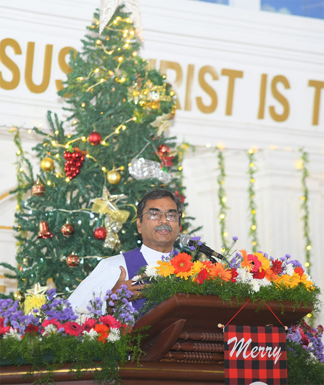YS_20Jagan_20Christmas_20Celebration_20With_20YS_20Vijayamma_20at_20CSI_20Church_20Pulivendula_25.jpg 25