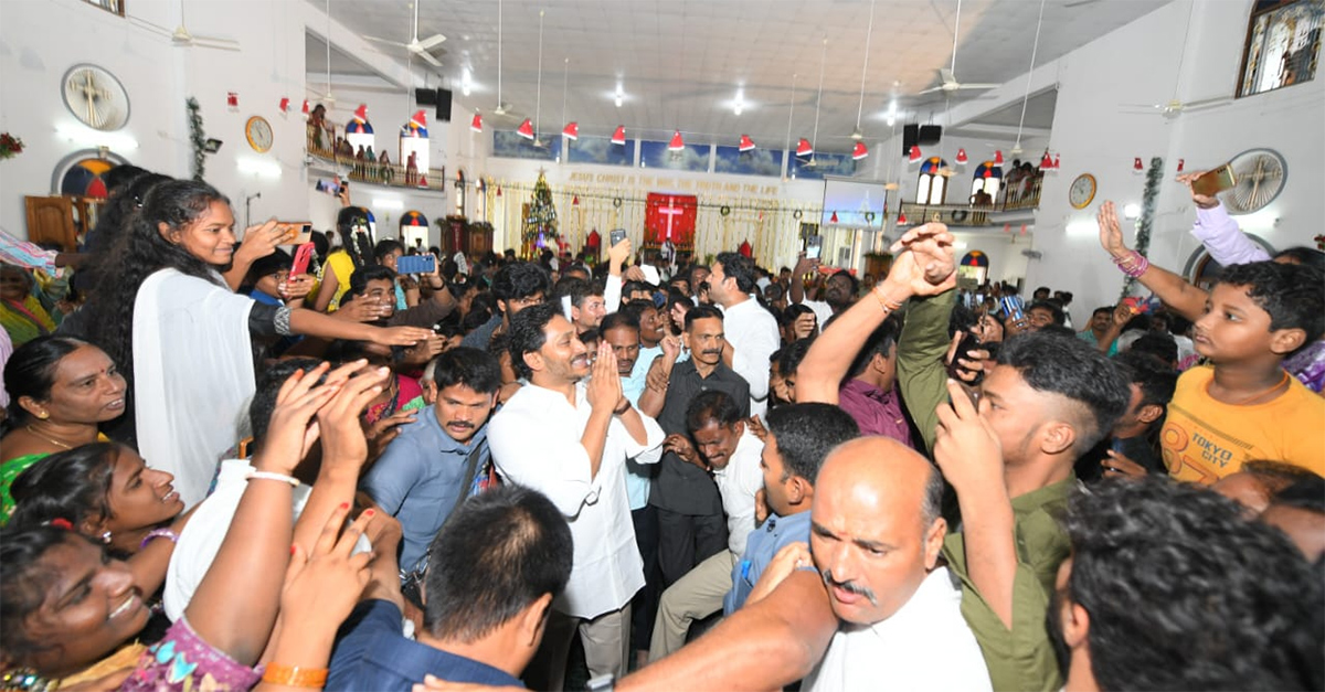 YS_20Jagan_20Christmas_20Celebration_20With_20YS_20Vijayamma_20at_20CSI_20Church_20Pulivendula_27.jpg 27