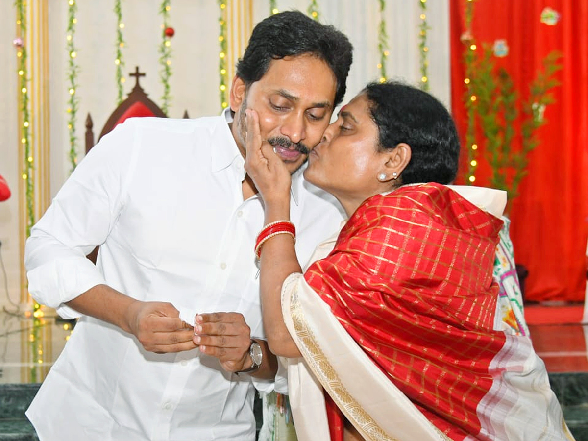 YS_20Jagan_20Christmas_20Celebration_20With_20YS_20Vijayamma_20at_20CSI_20Church_20Pulivendula_3.jpg 3