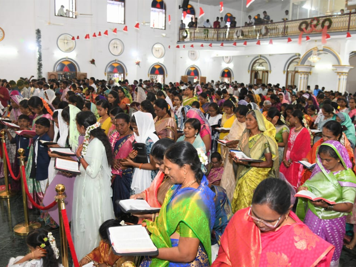 YS_20Jagan_20Christmas_20Celebration_20With_20YS_20Vijayamma_20at_20CSI_20Church_20Pulivendula_32.jpg 31