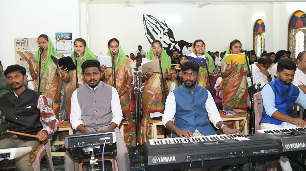 YS_20Jagan_20Christmas_20Celebration_20With_20YS_20Vijayamma_20at_20CSI_20Church_20Pulivendula_33.jpg 32