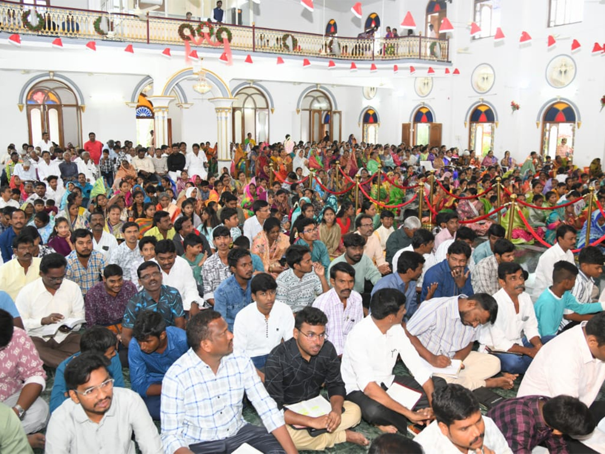 YS_20Jagan_20Christmas_20Celebration_20With_20YS_20Vijayamma_20at_20CSI_20Church_20Pulivendula_34.jpg 33