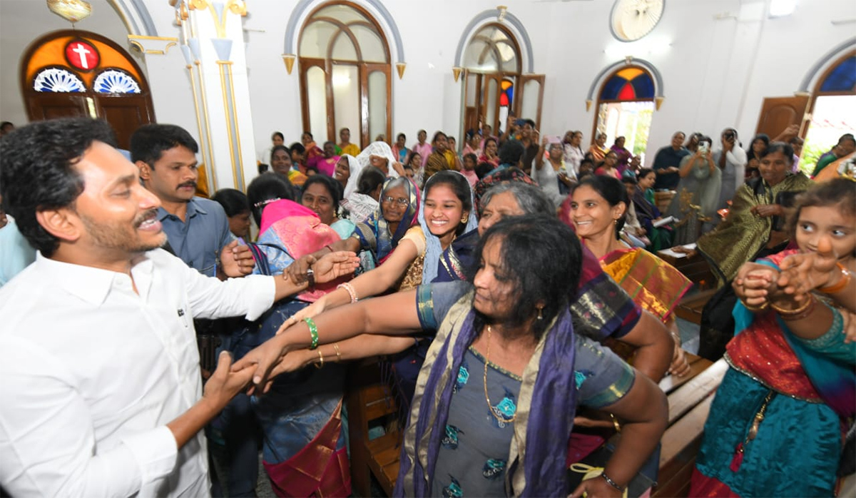 YS_20Jagan_20Christmas_20Celebration_20With_20YS_20Vijayamma_20at_20CSI_20Church_20Pulivendula_35.jpg 34