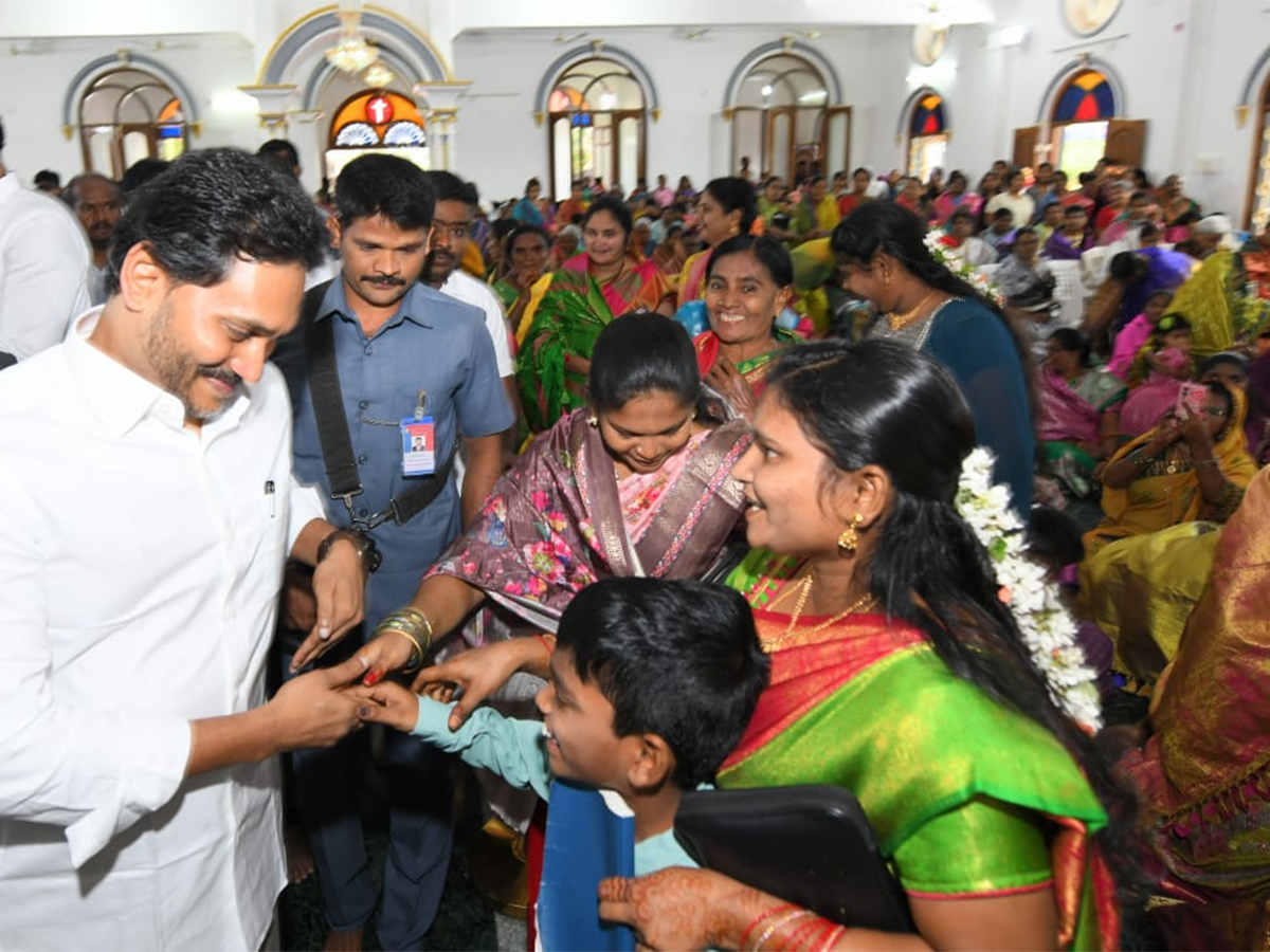 YS_20Jagan_20Christmas_20Celebration_20With_20YS_20Vijayamma_20at_20CSI_20Church_20Pulivendula_36.jpg 35