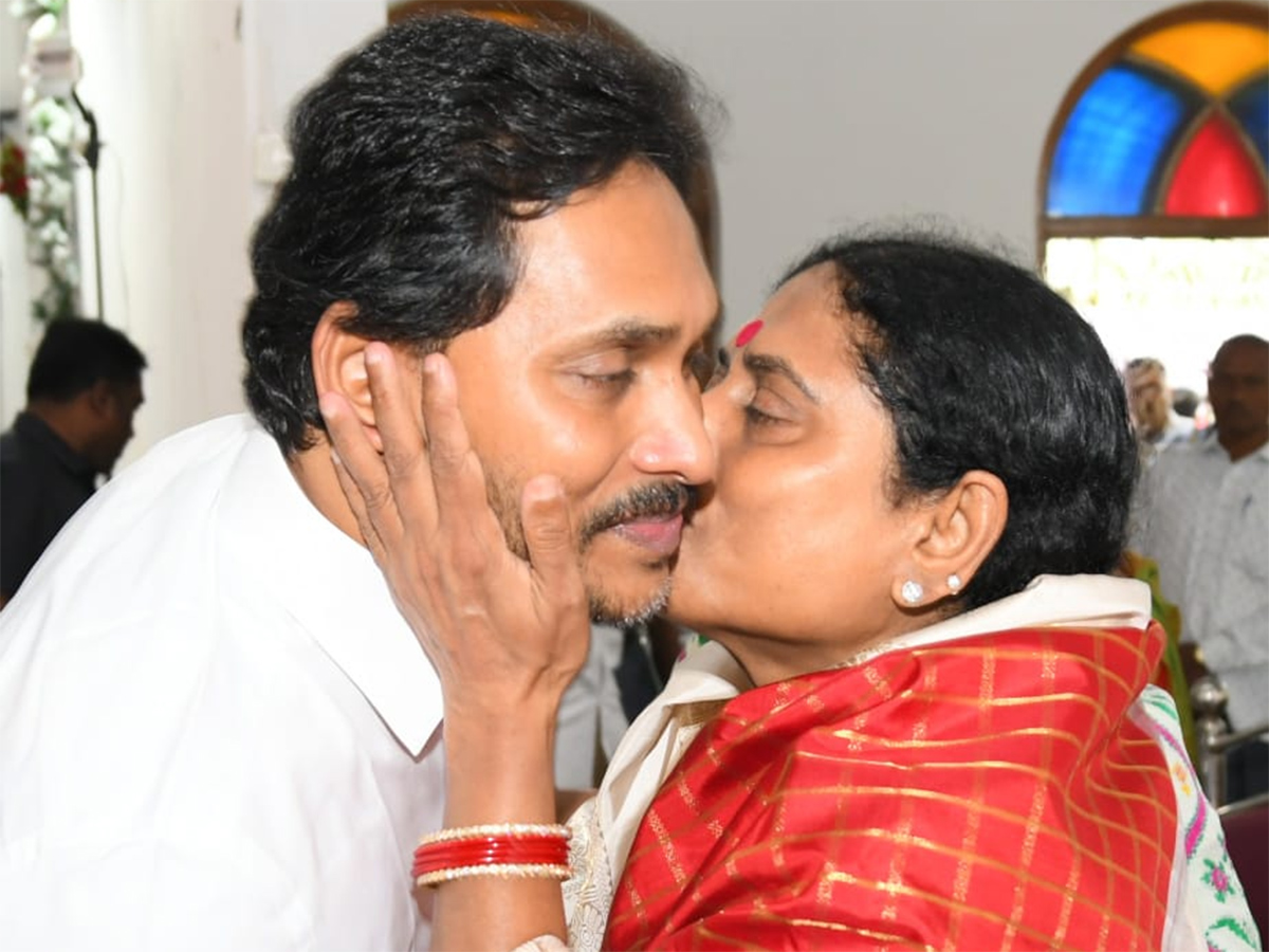 YS_20Jagan_20Christmas_20Celebration_20With_20YS_20Vijayamma_20at_20CSI_20Church_20Pulivendula_37.jpg 36