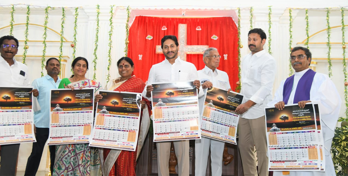 YS_20Jagan_20Christmas_20Celebration_20With_20YS_20Vijayamma_20at_20CSI_20Church_20Pulivendula_4.jpg 4