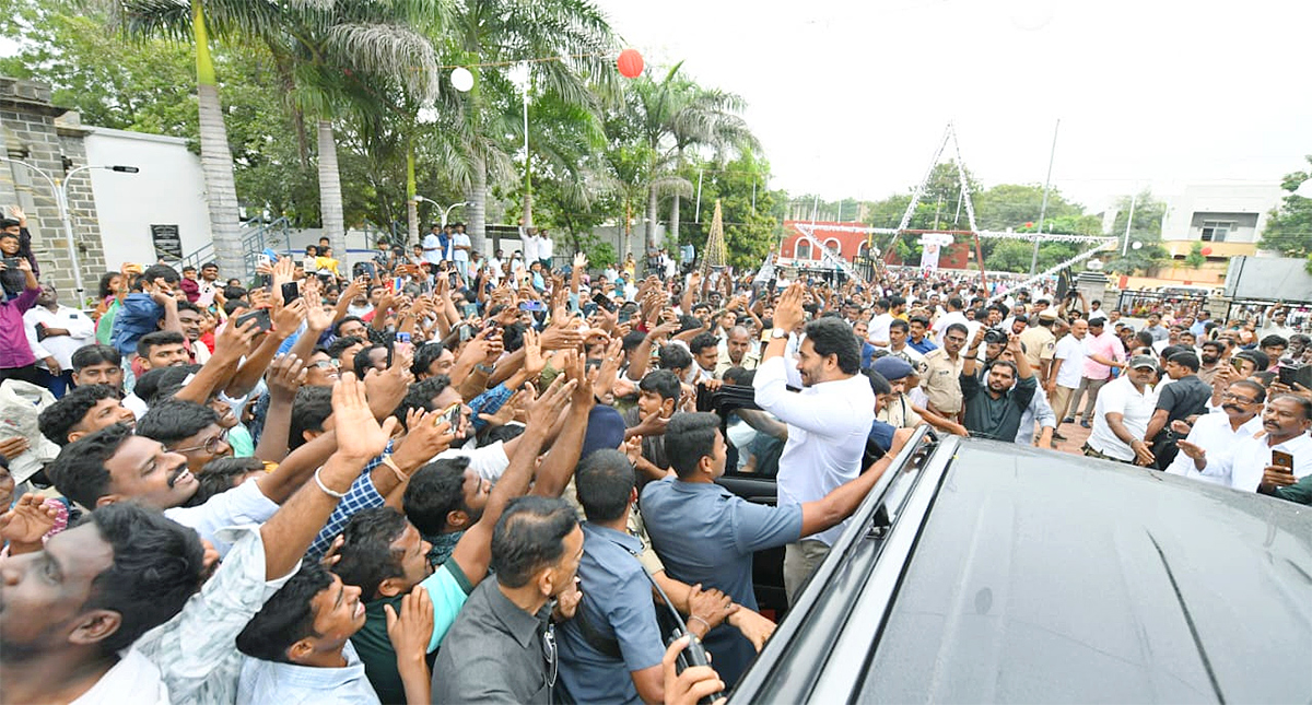 YS_20Jagan_20Christmas_20Celebration_20With_20YS_20Vijayamma_20at_20CSI_20Church_20Pulivendula_42.jpg 40