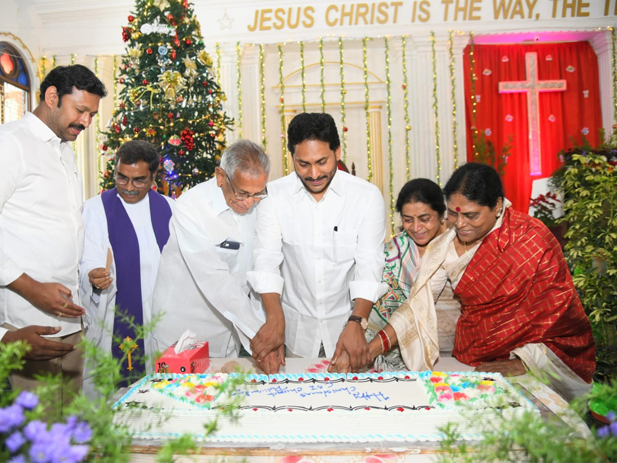 YS_20Jagan_20Christmas_20Celebration_20With_20YS_20Vijayamma_20at_20CSI_20Church_20Pulivendula_5.jpg 5