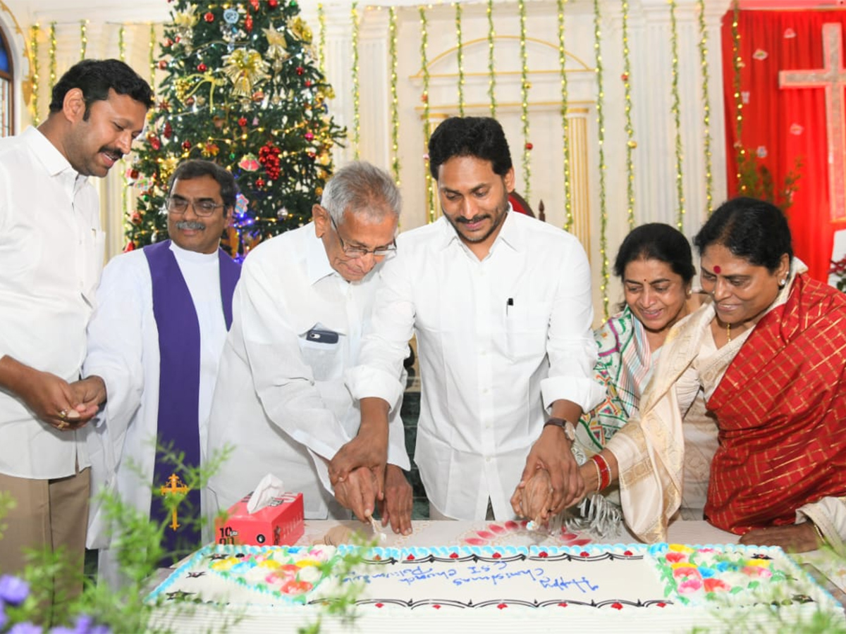 YS_20Jagan_20Christmas_20Celebration_20With_20YS_20Vijayamma_20at_20CSI_20Church_20Pulivendula_6.jpg 6