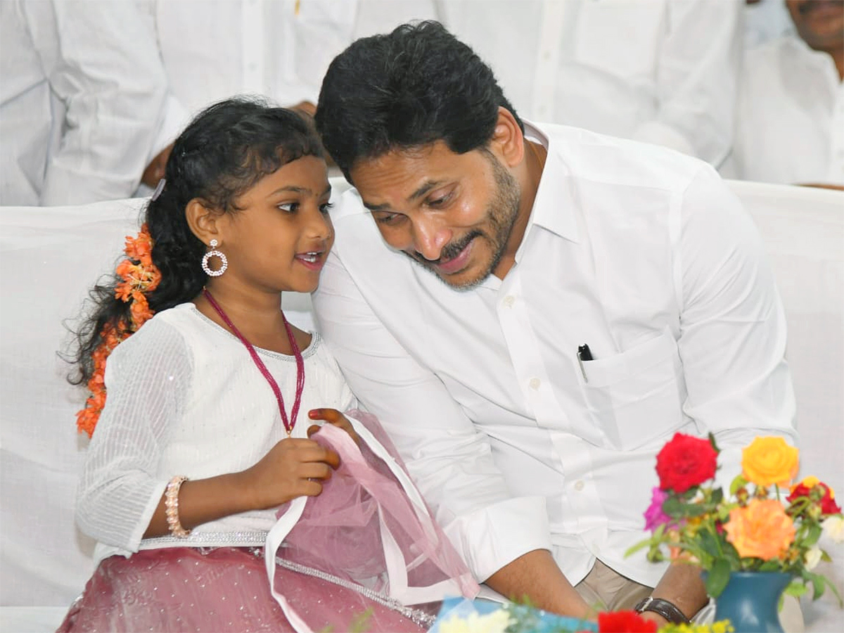 YS_20Jagan_20Christmas_20Celebration_20With_20YS_20Vijayamma_20at_20CSI_20Church_20Pulivendula_7.jpg 7