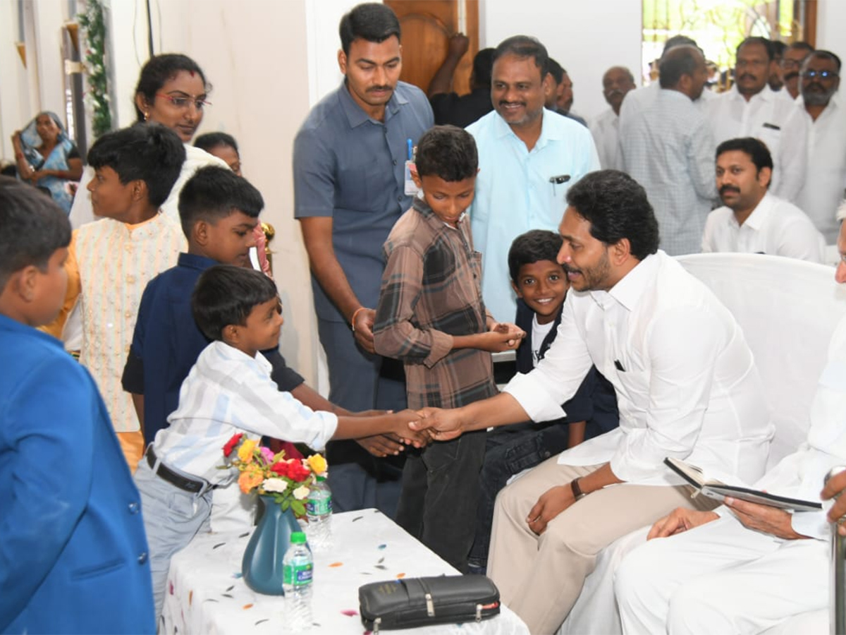 YS_20Jagan_20Christmas_20Celebration_20With_20YS_20Vijayamma_20at_20CSI_20Church_20Pulivendula_8.jpg 8