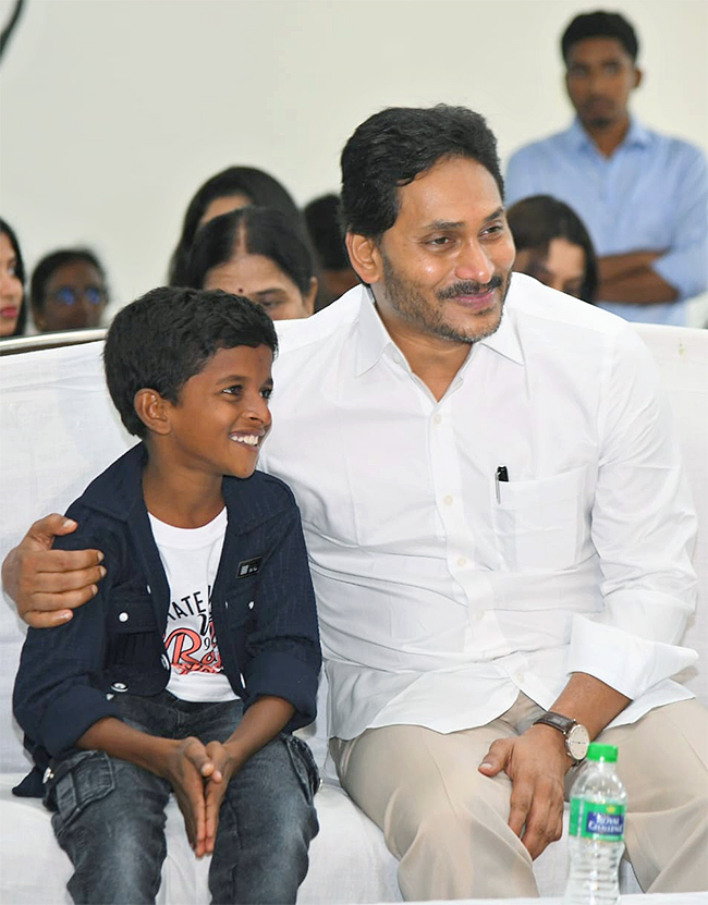 YS_20Jagan_20Christmas_20Celebration_20With_20YS_20Vijayamma_20at_20CSI_20Church_20Pulivendula_9.jpg 9
