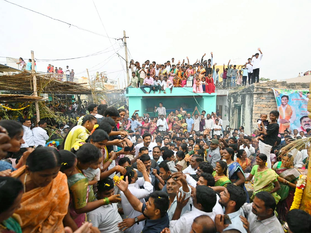 YS_20jagan_20mohan_20reddy_20Kadapa_20Tour_20Second_20Day_20Highlights_20Photos_20_2840_29.jpg 51