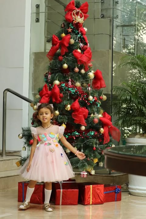 shriya-daughter-chrismastree.jpg 30