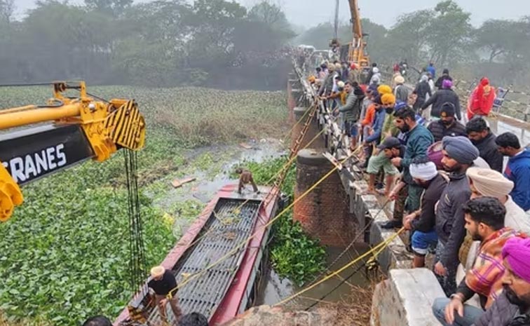 Bus-Falls-Into-Drain-In-Bat.jpg