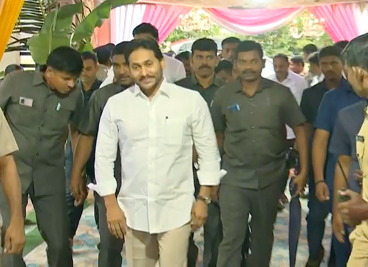 YS_20Jagan_20and_20YS_20Bharathi_20attends_20Wedding_20at_20Pulivendula_20Photos_20goes_20viral_10.jpg 10