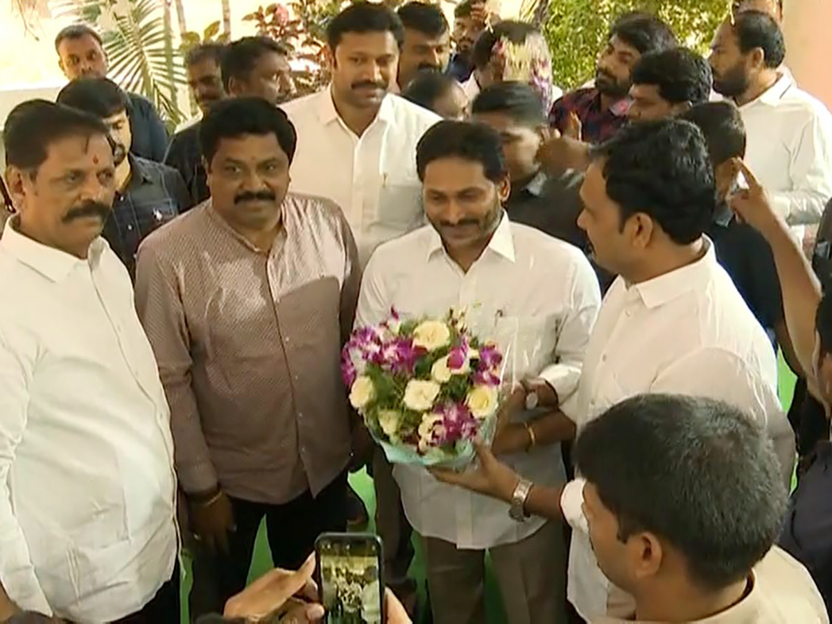 YS_20Jagan_20and_20YS_20Bharathi_20attends_20Wedding_20at_20Pulivendula_20Photos_20goes_20viral_12.jpg 12