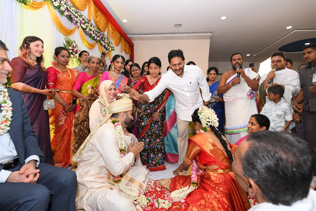 YS_20Jagan_20and_20YS_20Bharathi_20attends_20Wedding_20at_20Pulivendula_20Photos_20goes_20viral__20_281_29.jpg 1