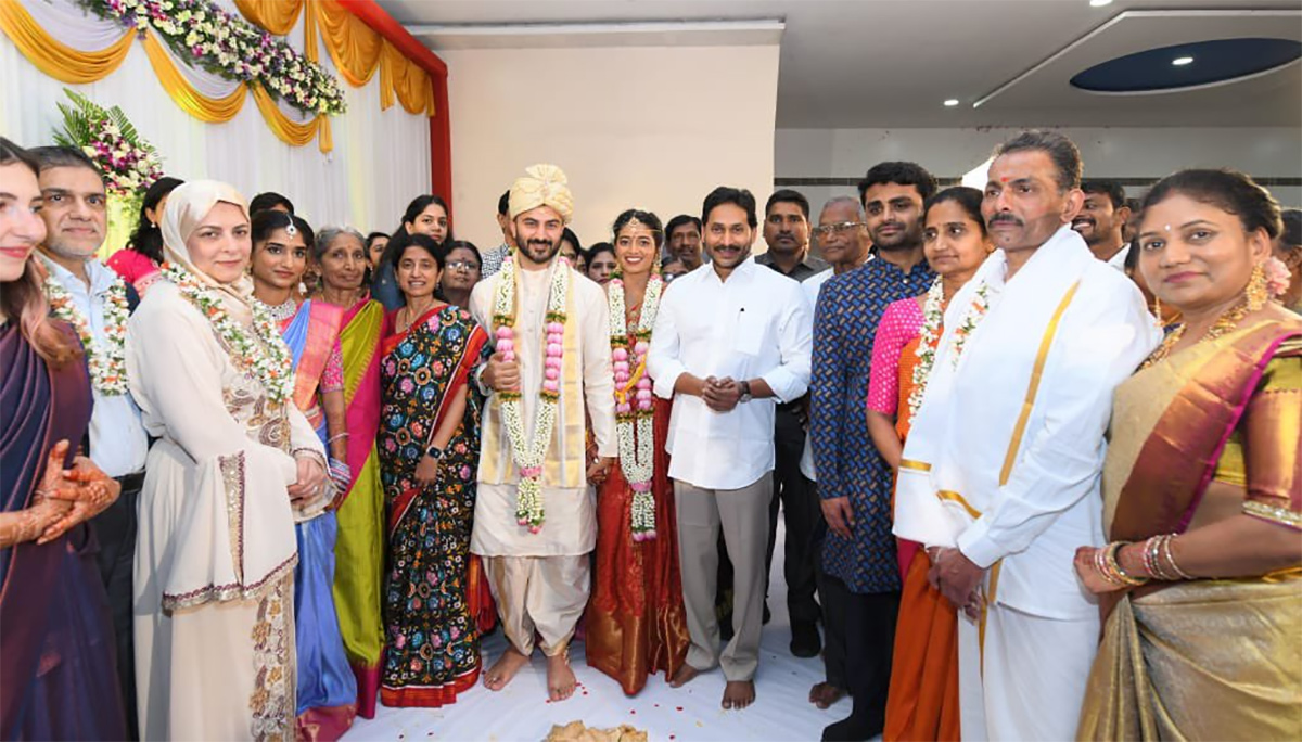 YS_20Jagan_20and_20YS_20Bharathi_20attends_20Wedding_20at_20Pulivendula_20Photos_20goes_20viral__20_284_29.jpg 4
