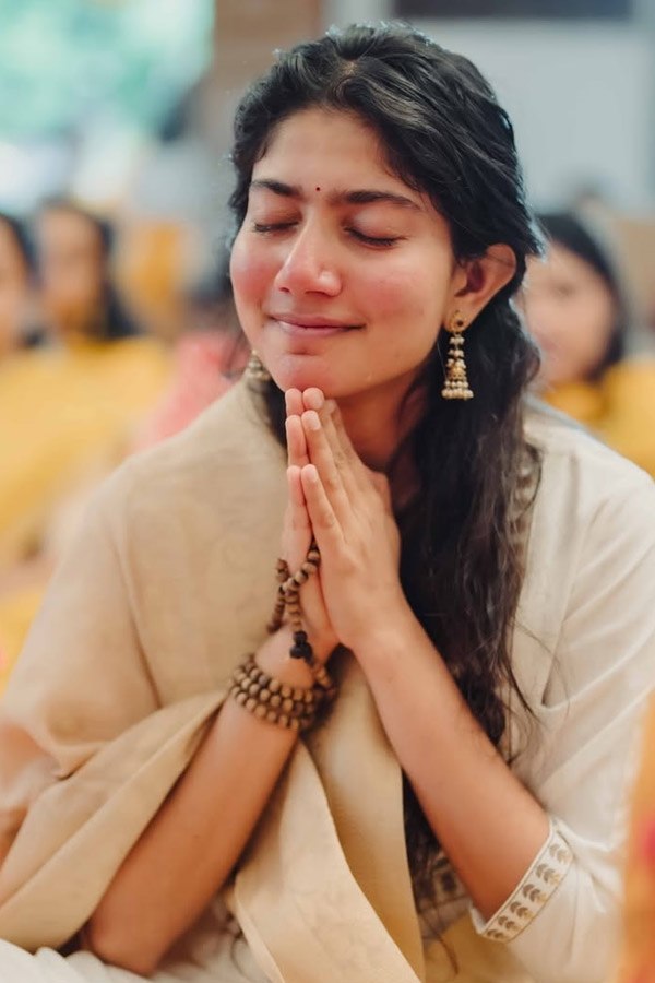 Actress_20Sai_20Pallavi_20Shares_20Emotional_20Post_20on_20Social_20media_20photos_20_2813_29.jpg 14