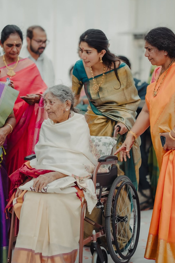 Actress_20Sai_20Pallavi_20Shares_20Emotional_20Post_20on_20Social_20media_20photos_20_2822_29.jpg 23