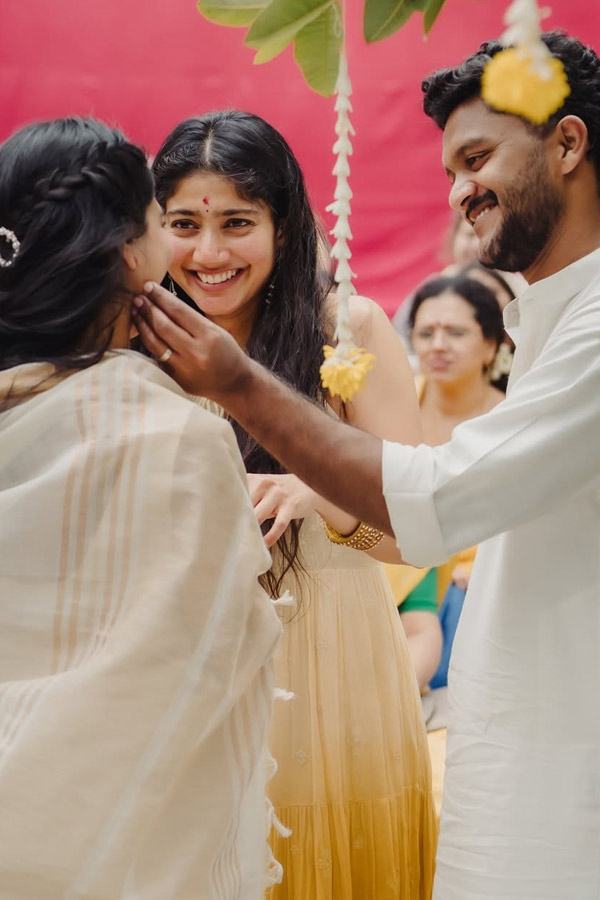 Actress_20Sai_20Pallavi_20Shares_20Emotional_20Post_20on_20Social_20media_20photos_20_2823_29.jpg 24