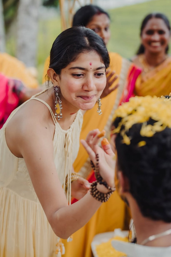 Actress_20Sai_20Pallavi_20Shares_20Emotional_20Post_20on_20Social_20media_20photos_20_2834_29.jpg 35