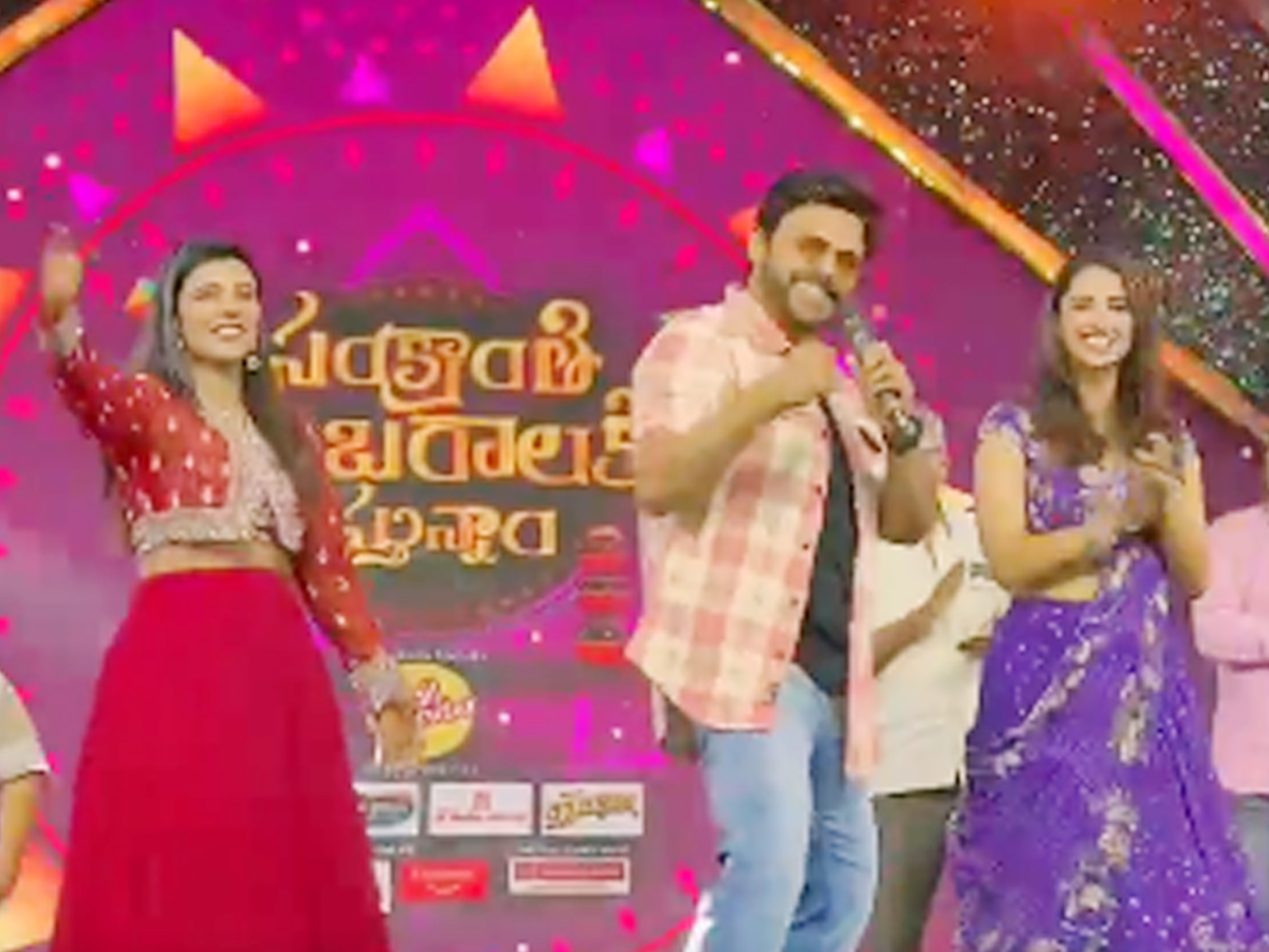 Sankranthi_20ki_20vastunnam_20movie_20event10.jpg 11