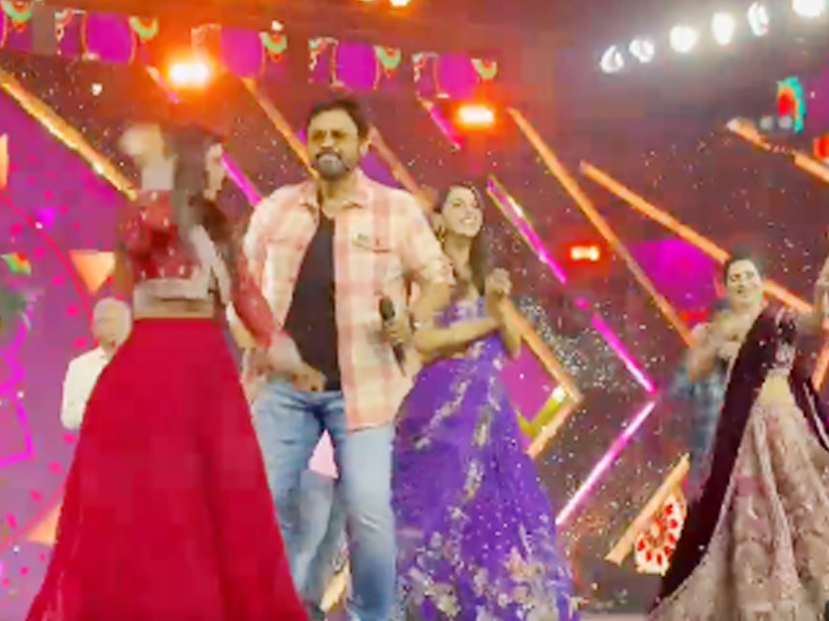 Sankranthi_20ki_20vastunnam_20movie_20event9.jpg 10