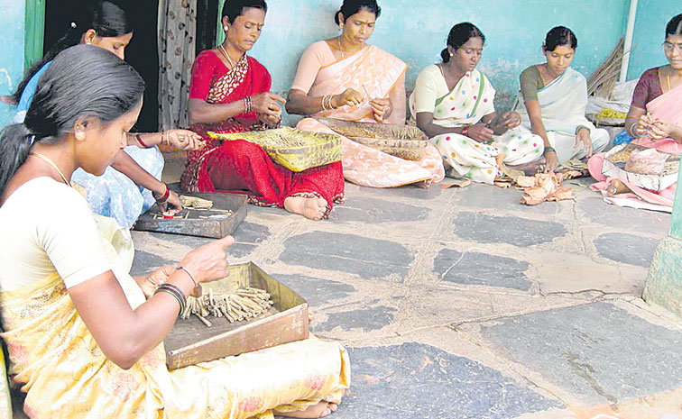 Telangana_Women_Bedi_Work.jpg