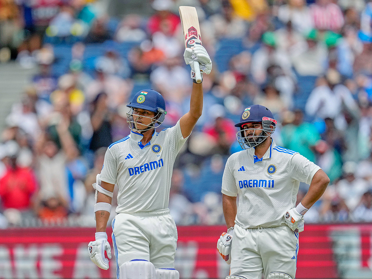 ourth_20cricket_20test_20between_20Australia_20and_20India_20at_20the_20Melbourne_20Cricket_20Ground__20_2817_29.jpg 17