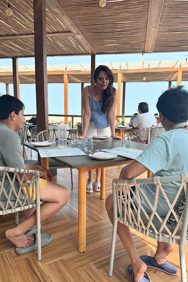 Anasuya_20Bharadwaj_20enjoys_20a_20vacation_20with_20her_20family_20Photos_20Viral_20_281_29.jpg 2
