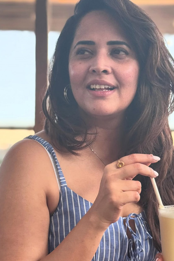 Anasuya_20Bharadwaj_20enjoys_20a_20vacation_20with_20her_20family_20Photos_20Viral_20_285_29.jpg 6