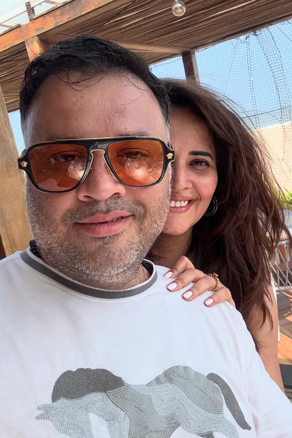Anasuya_20Bharadwaj_20enjoys_20a_20vacation_20with_20her_20family_20Photos_20Viral_20_287_29.jpg 8