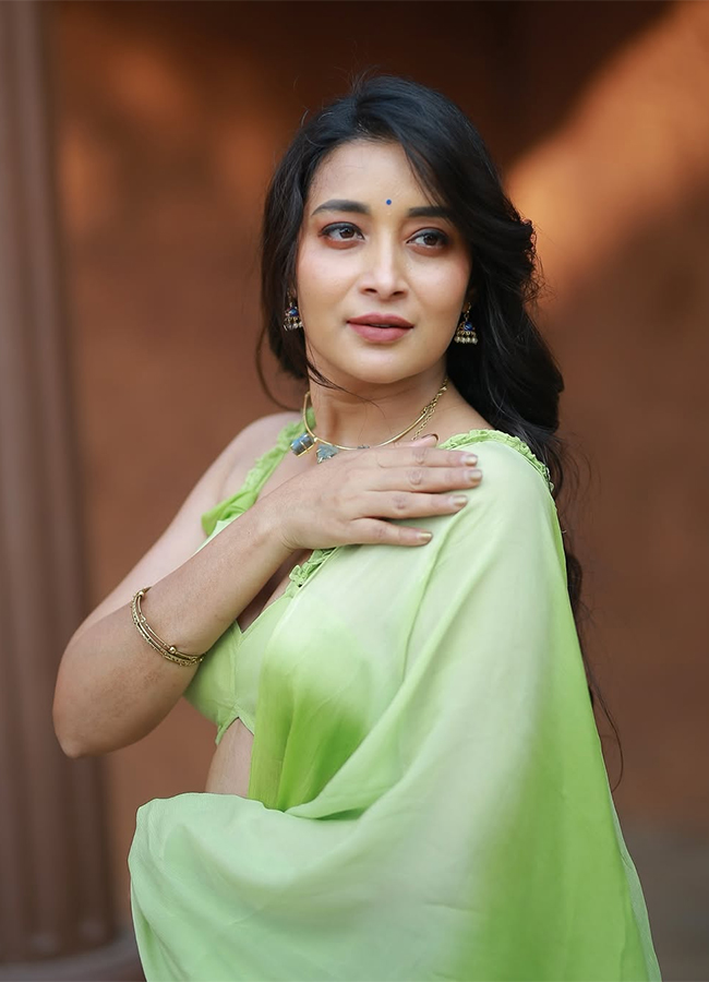 Bigg_20Boss_20Telugu_20Bhanu_20Shree_20photos_20goes_20viral__20_288_29.jpg 8