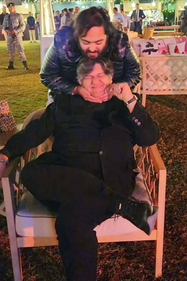 Nita_20Ambani_20and_20Family_20Celebrate_20New_20Year_202025_20Photos_20Viral_20_2811_29.jpg 6
