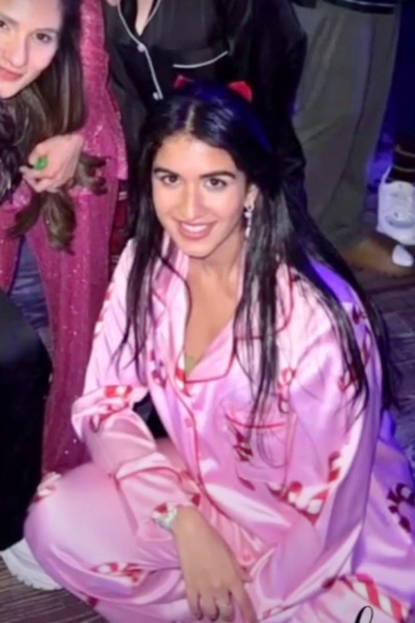 Nita_20Ambani_20and_20Family_20Celebrate_20New_20Year_202025_20Photos_20Viral_20_288_29.jpg 3
